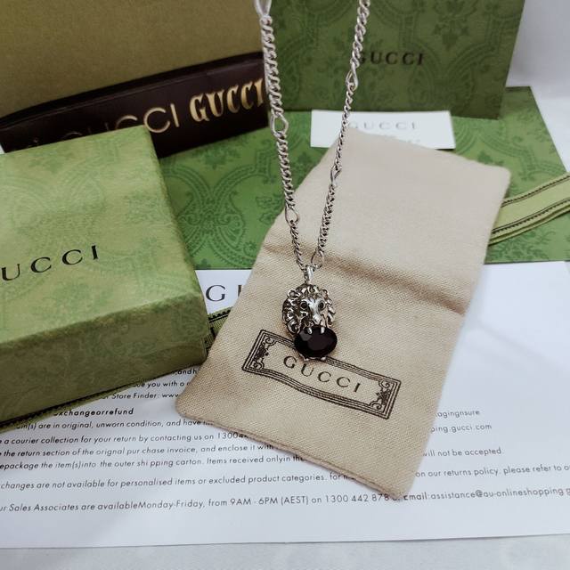 Gucci Lion Black Diamond Necklace The lion opening is made of imported black dia