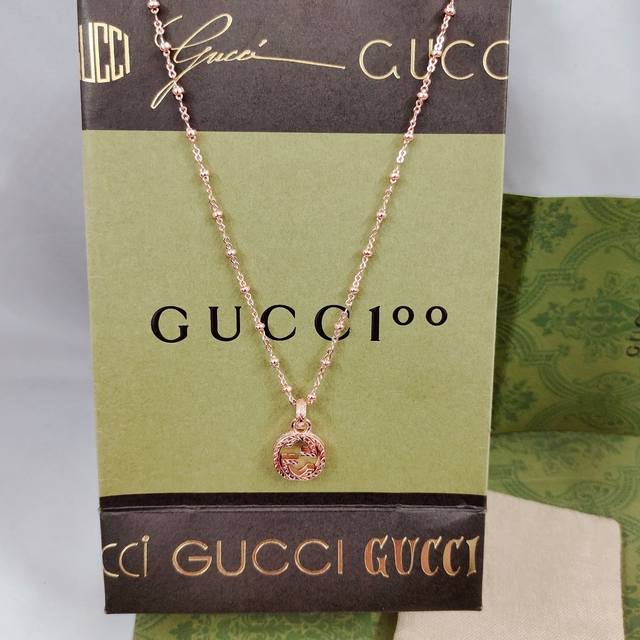 Gucci new rose gold necklace ingeniously matched with double G interwoven patter