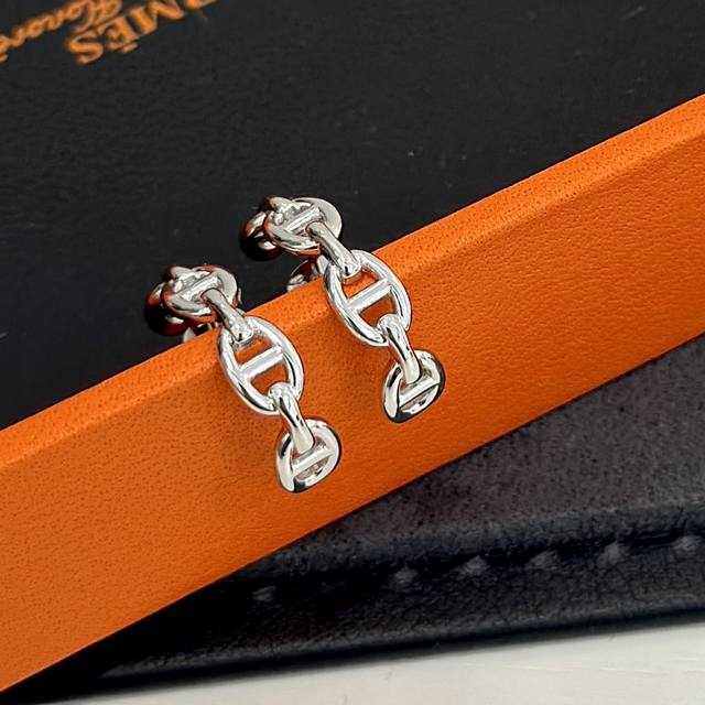A 6 H's classic high-end and classy pig nose smooth earrings Attractive classic