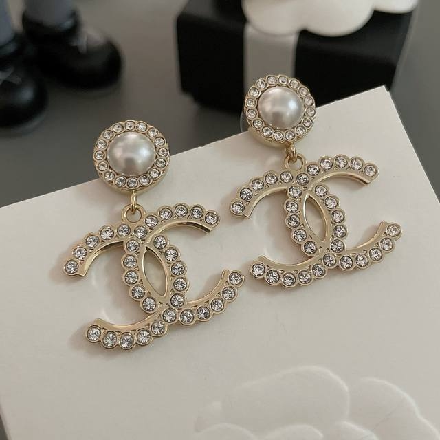 High quality details As shown in the picture, the lace diamond earrings are ver