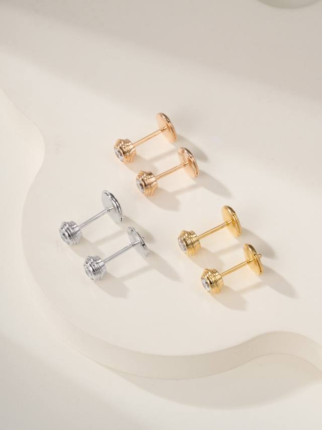 Love 20-point diamond earrings are really beautiful Low-key, versatile and bulgi