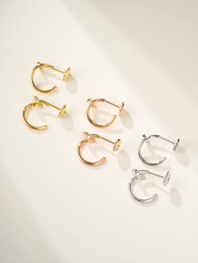 Nail series earrings are exquisite and exquisite. Small size is really easier t