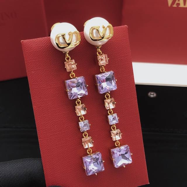 No.Ved0217 Valenti*O's latest color diamond tassel earrings are consistent with