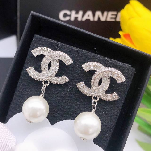No. Xed0846 Chanel Chanel Diamond and Pearl Earrings Hot Sale The best version