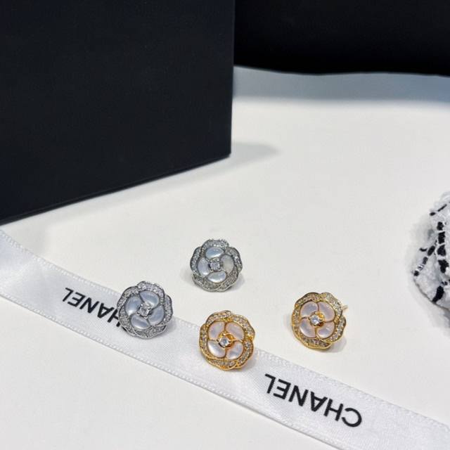 Chanel Chanel mother-of-pearl and camellia crystal diamond combination earrings