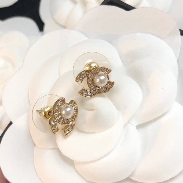 Chanel spliced pearl Mini exquisite earrings are fashionable and versatile, sup