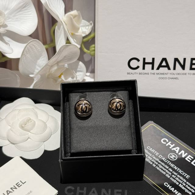 Chanel25C The three-dimensional small round and finely carved letter small gold