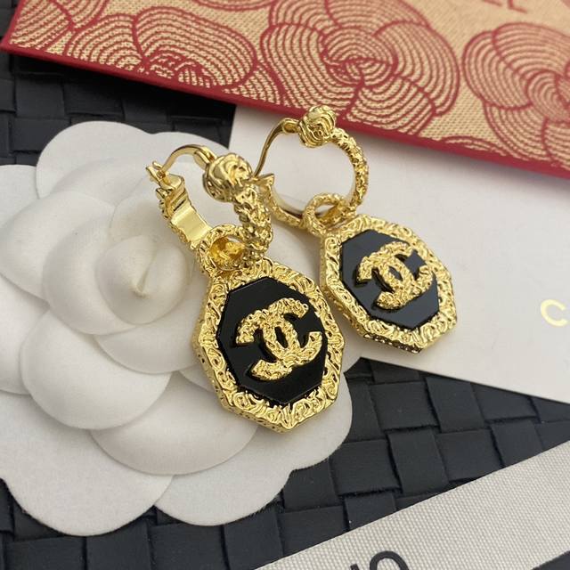 Hot goods, fast delivery. The latest black agate hoop striped earrings from Chan