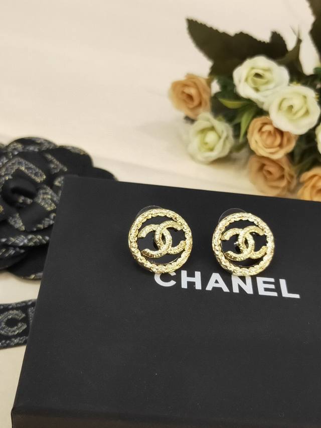 Hot goods, fast delivery. The latest black agate hoop earrings from Chanel. A ve