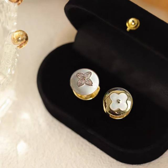 New Lv double-sided camellia hoop earrings Louis Vuitton Louis Vuitton counter