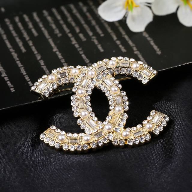 Chanel Autumn and Winter Series Diamond Pearl Double C Brooch A unique design w