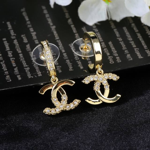 Chanel new asymmetrical earrings counter synchronous new double C earrings exqu