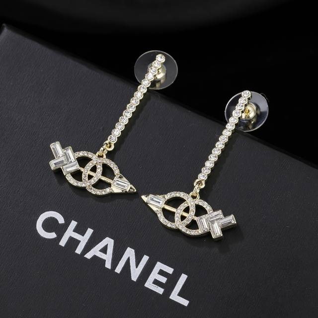 Chanel Xiaoxiang's new earrings are made with great care in every detail. This d