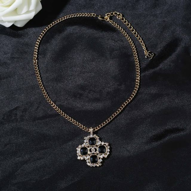 Chanel new necklace counters are launched simultaneously. Double C clavicle chai