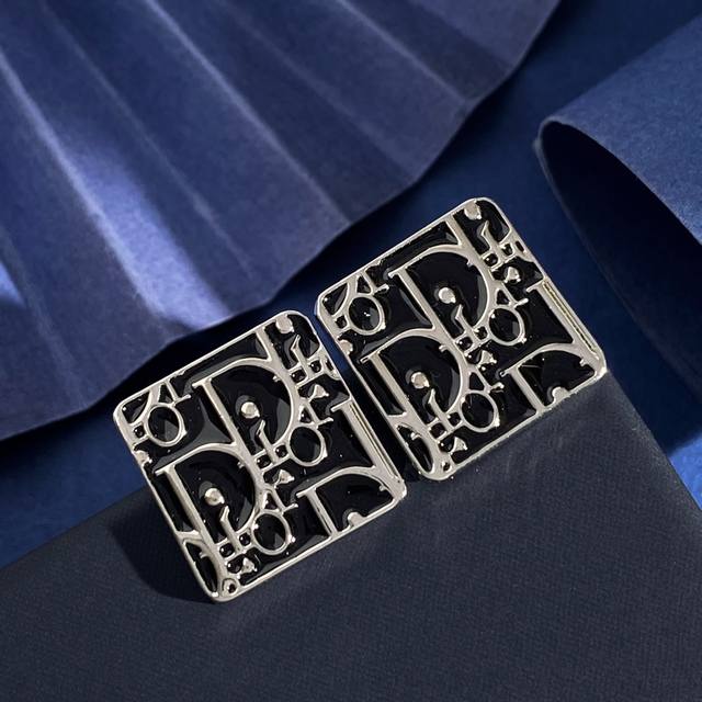 Dior Dior temperament geometric square black oil drop English letter element ear