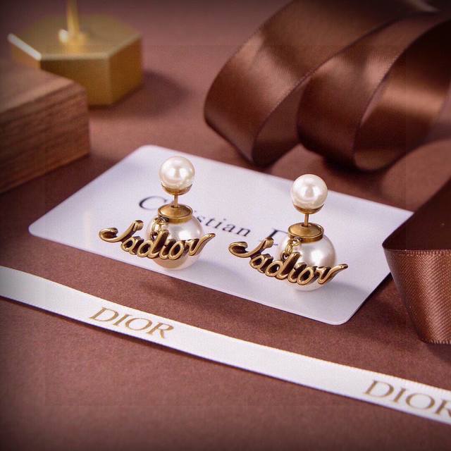 Original new Dior letter earrings, consistent with the counter, brass material,