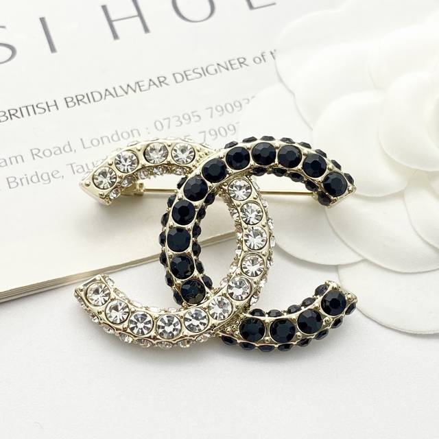 Code A597 Chanel brooch hot sale new arrival Chan 23 black and white rhinestone