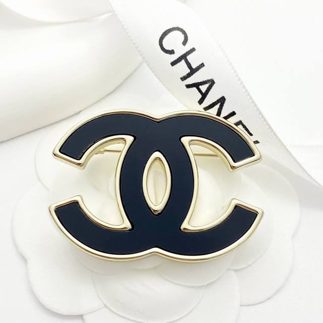 Code A559 Chanel brooch hot-selling new models Chan 23 black gold double C enam