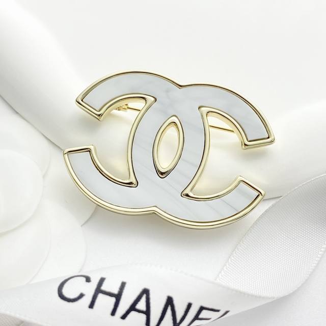 Code A559 Chanel brooch hot-selling new models Chan 23 double C ink white gold