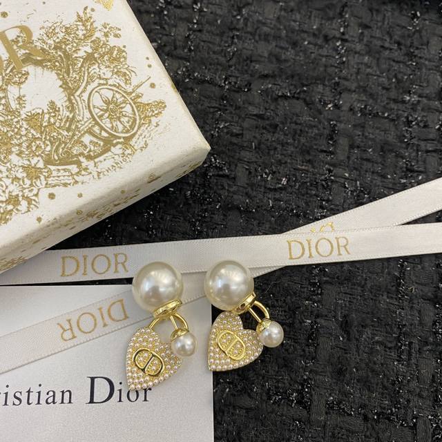 Code E1727 Dior's new earrings are very popular With a heart Bring classic elem