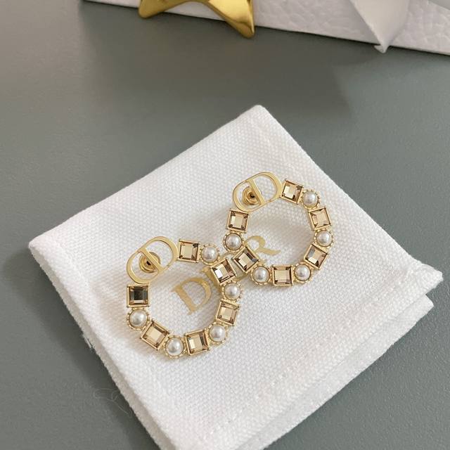 High quality details as shown in the picture D square diamond earrings Z 4300,