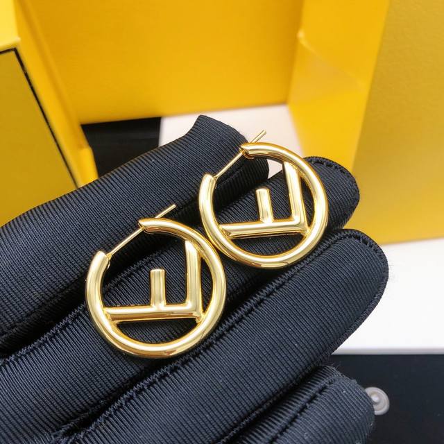 No.Fded0049 Fendi earrings round glossy DDD
