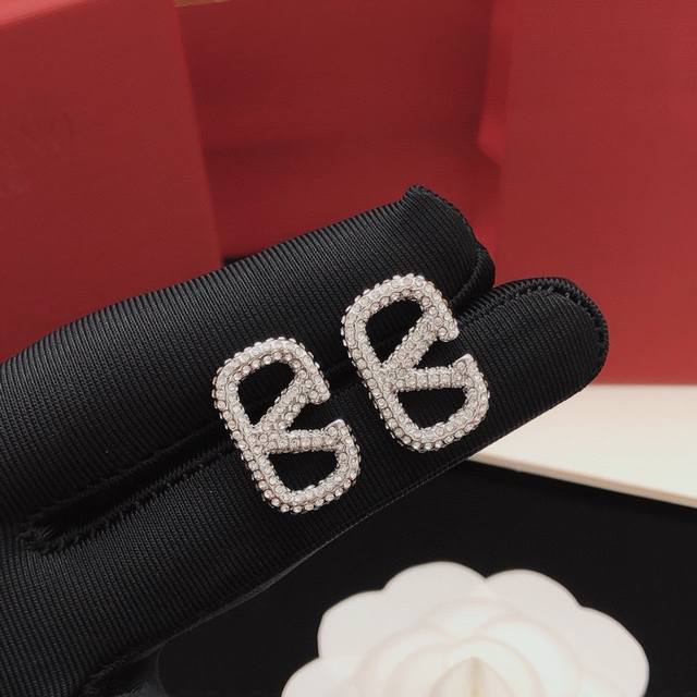 No.Ved0006 Valentino V-shaped diamond earrings silver DDD