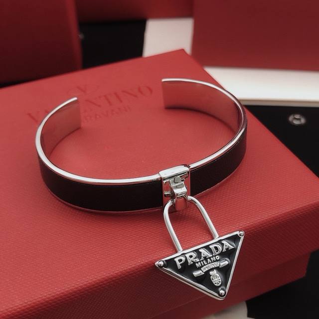 No.Psz0004 Prad*Latest leather bracelet consistent Zp brass material DDD