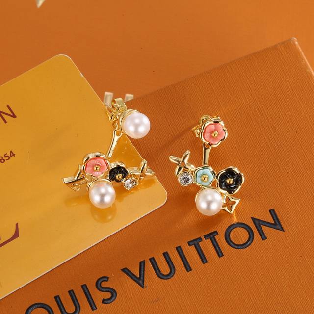 Seiko version of Louis Vuitton Lv asymmetrical flower earrings upholds exquisit