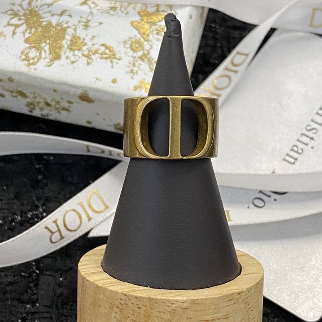 Code H114 Dior's best-selling new ring is newly launched. Exclusive high-end qu