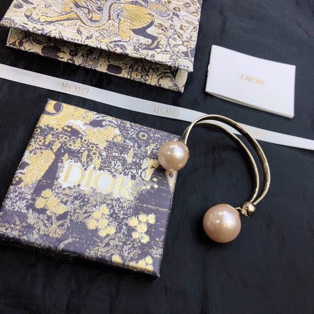 Dior Dior autumn and winter new letter pearl open bracelet counter consistent br