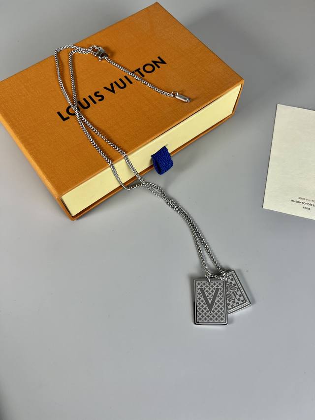 Lv Double brand necklace, with engraved letters and old flower patterns on the s