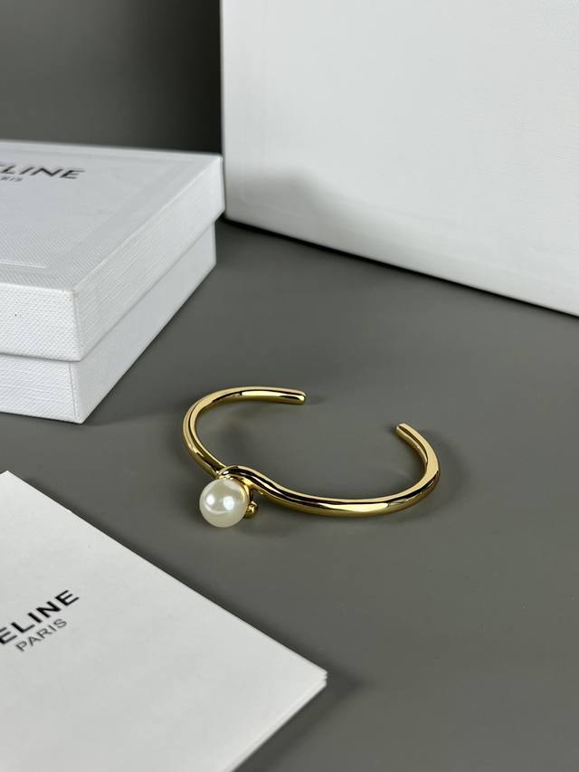 Celine pearl bracelet, brass material 18K gold, the luster of the pearl is match