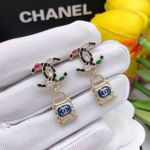 No.Xed0133 Chanel small buckle diamond double C lock earrings, high-end quality,
