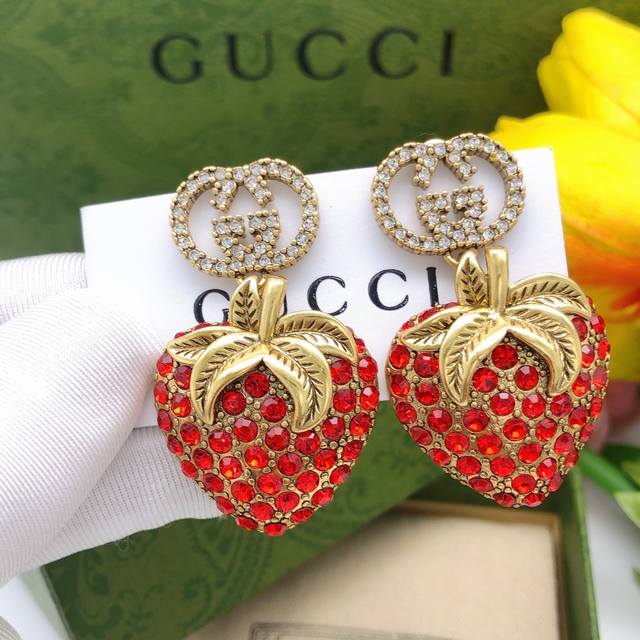No.Ged0144 Gucci strawberry enamel earrings and hairpins are engraved with vinta