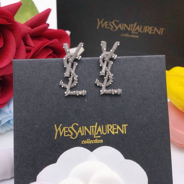 No.Yed0039 Yves Saint Laurent's latest Ysl twist earrings retro style consistent