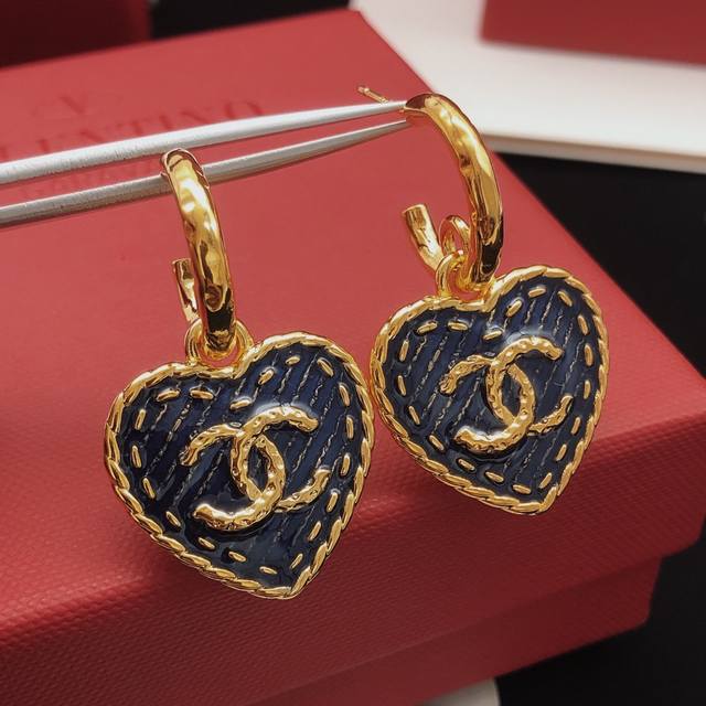 No.Xed0940 Ch*Nel latest denim heart ear hook consistent Zp brass material DDD
