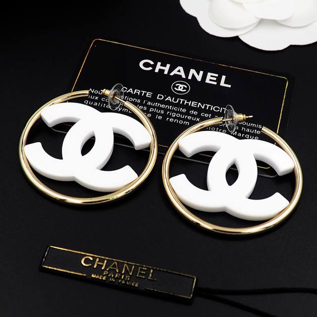 Xiaoxiangjia double C black and white acrylic large hoop earrings Xe897 DDD