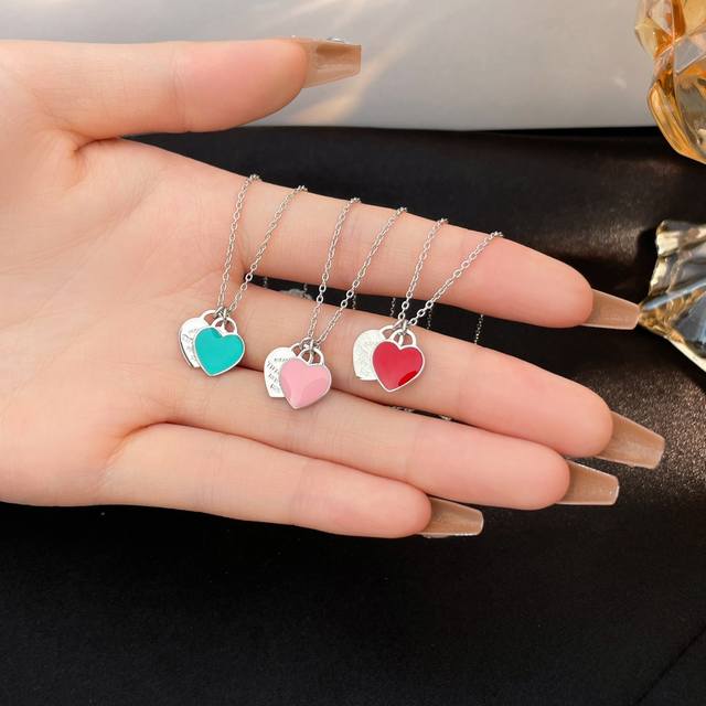 T Return To necklace, this is a mini necklace, the heart size is 10mm, and it is