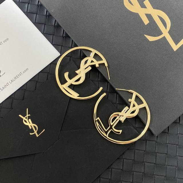 Xiaohongshu recommends the hot new YSL Saint Laurent large hoop letter earrings.
