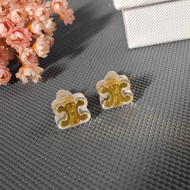 Celine Celine crystal letter earrings have always been the benchmark of simple f
