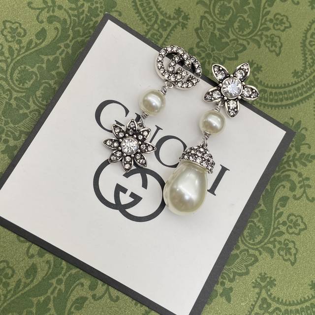 Gucci Double G Flower Earrings The upper ear is very surprising with diamonds Bl