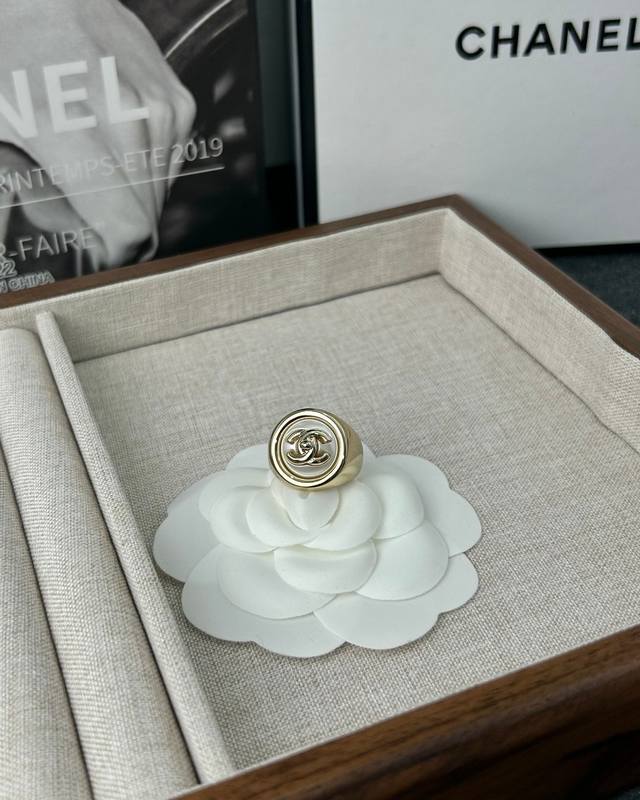 Chanel White resin button fashion ring one size DDD