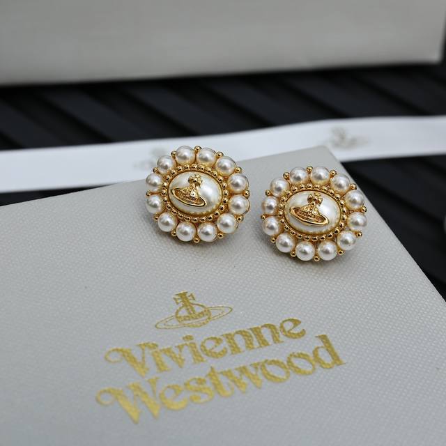 Hot Queen Mother Vivienne Saturn New cloud pearl earrings are a must-have item f