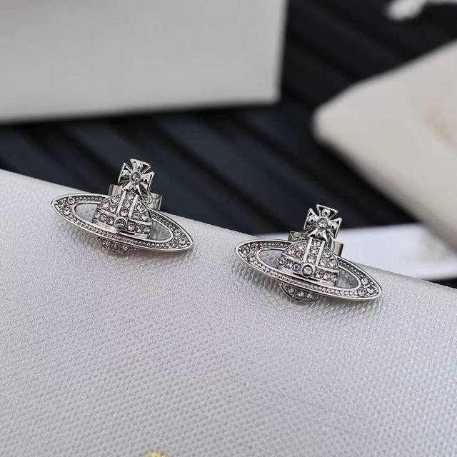 Vivienne Westwood Queen Mother Saturn earrings Very flattering face shape, youth