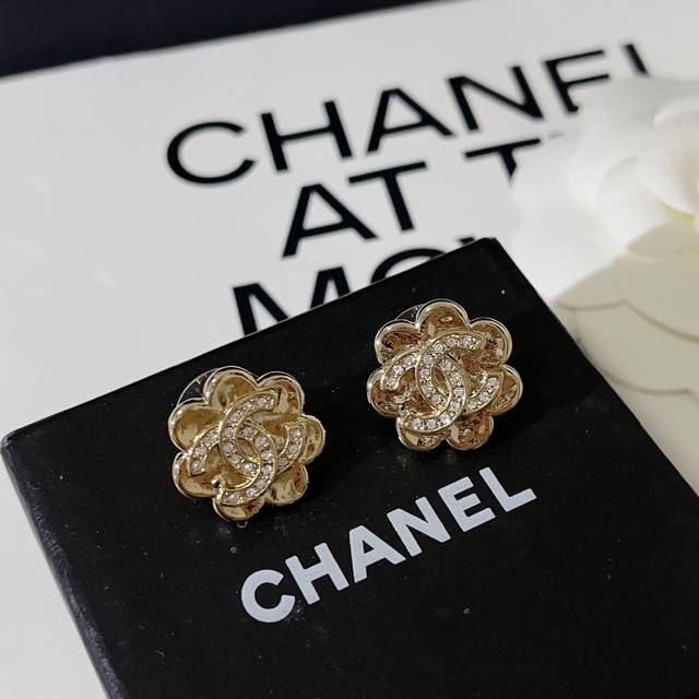 Ch Nel25C Small flower earrings Casual with a little retro upper body exquisite