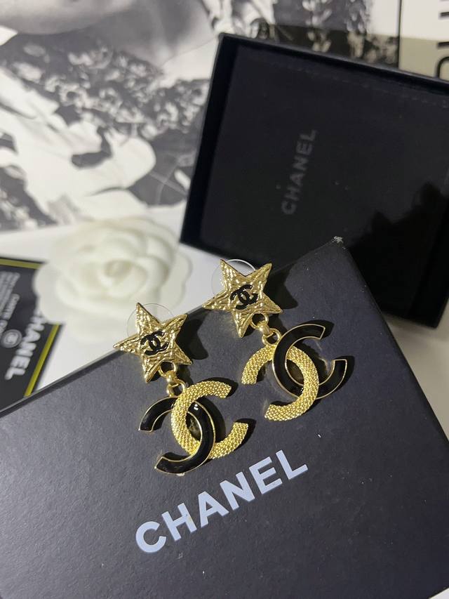 Chanel Vintage Five-pointed Star Enamel Earrings The special metal texture creat