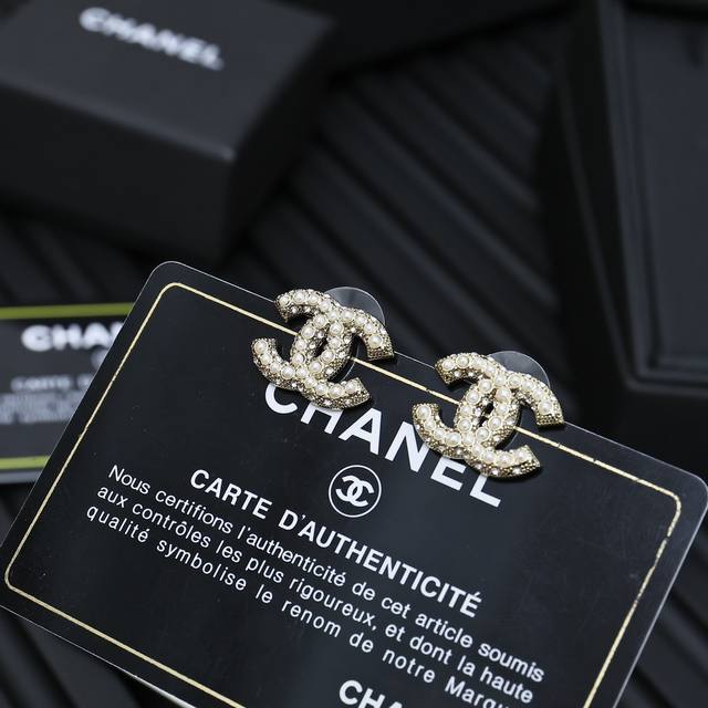 Chanel--Rice pearl double C earrings This season's must-have item. The light gol