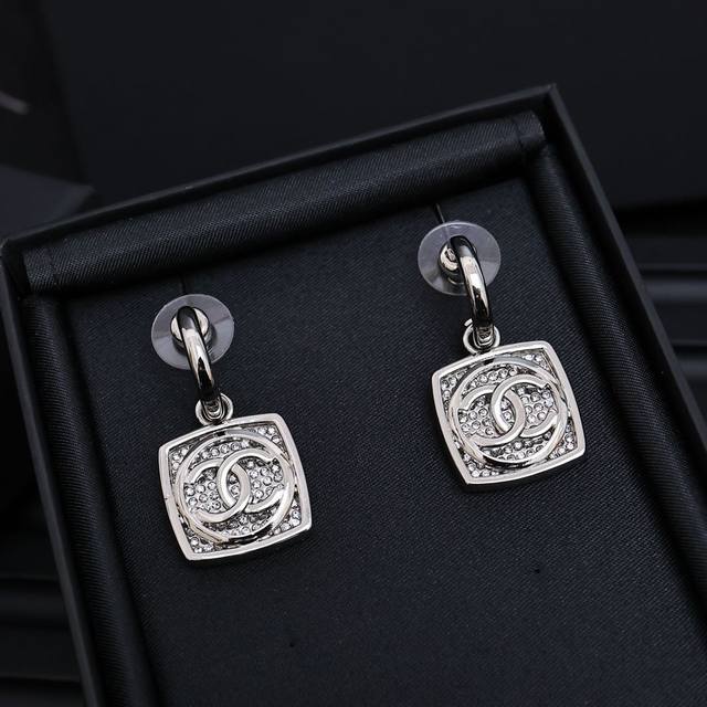 Chanel25C Heavy diamond squares with glittering silver squares So fashionable, I