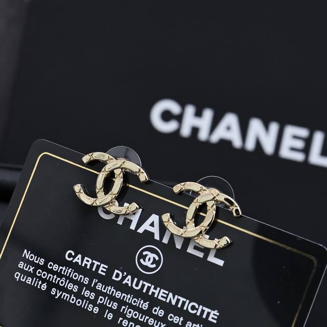 Chanel25P Smooth diamond double C earrings Full of agility Sweet ~ High wearing